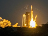SpaceX Luncurkan 13 Satelit Pelacak Rudal ke Orbit Bumi