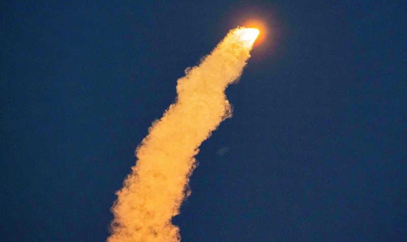 Roket SpaceX Falcon Heavy diluncurkan pada misi rahasia USSF-67 untuk Angkatan Luar Angkasa A.S. di Cape Canaveral, Florida, A.S. 15 Januari 2023. (REUTERS/Steve Nesius)
