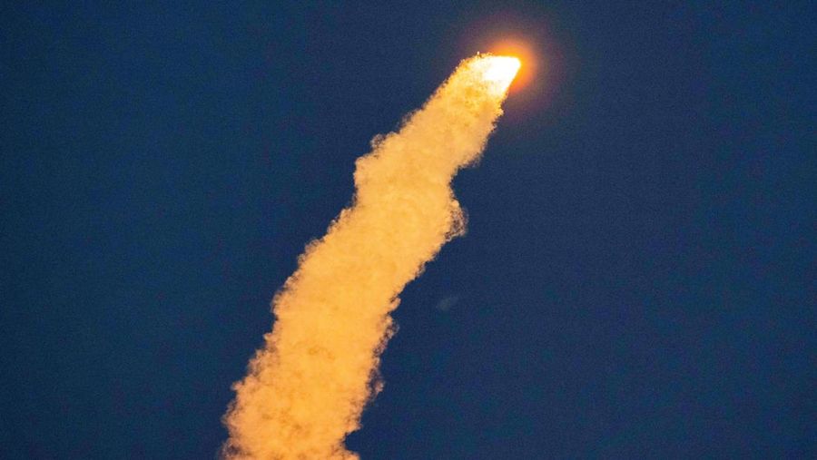 Roket SpaceX Falcon Heavy diluncurkan pada misi rahasia USSF-67 untuk Angkatan Luar Angkasa A.S. di Cape Canaveral, Florida, A.S. 15 Januari 2023. (REUTERS/Steve Nesius)