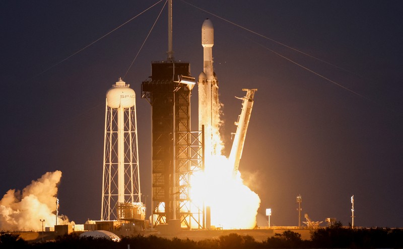 Roket SpaceX Falcon Heavy diluncurkan pada misi rahasia USSF-67 untuk Angkatan Luar Angkasa A.S. di Cape Canaveral, Florida, A.S. 15 Januari 2023. Roket SpaceX Falcon Heavy diluncurkan pada misi rahasia USSF-67 untuk Angkatan Luar Angkasa A.S. di Cape Canaveral, Florida, A.S. 15 Januari 2023. (REUTERS/Steve Nesius)