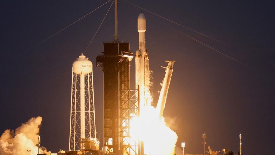 Roket SpaceX Falcon Heavy diluncurkan pada misi rahasia USSF-67 untuk Angkatan Luar Angkasa A.S. di Cape Canaveral, Florida, A.S. 15 Januari 2023. (REUTERS/Joe Skipper)