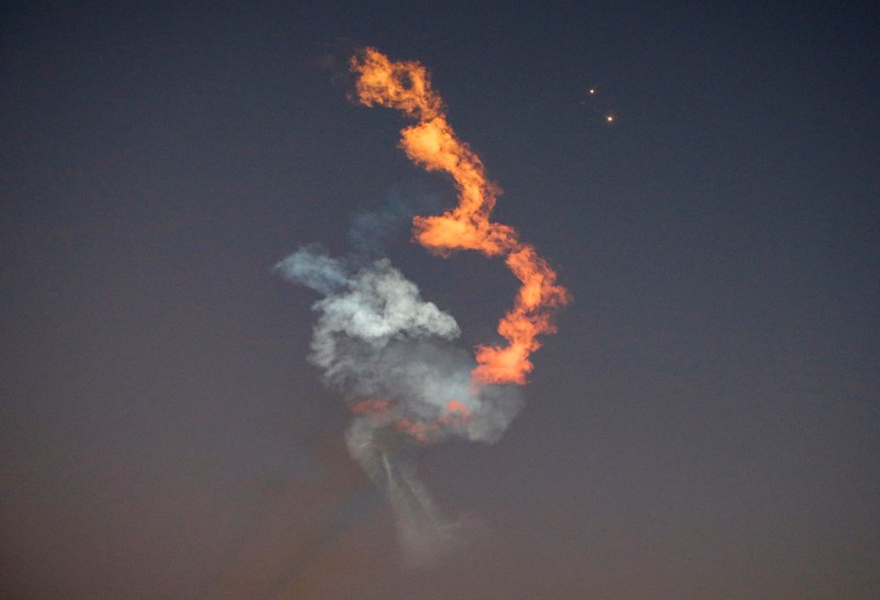 Roket SpaceX Falcon Heavy diluncurkan pada misi rahasia USSF-67 untuk Angkatan Luar Angkasa A.S. di Cape Canaveral, Florida, A.S. 15 Januari 2023. Roket SpaceX Falcon Heavy diluncurkan pada misi rahasia USSF-67 untuk Angkatan Luar Angkasa A.S. di Cape Canaveral, Florida, A.S. 15 Januari 2023. (REUTERS/Steve Nesius)
