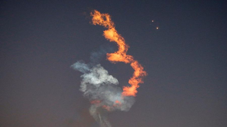Roket SpaceX Falcon Heavy diluncurkan pada misi rahasia USSF-67 untuk Angkatan Luar Angkasa A.S. di Cape Canaveral, Florida, A.S. 15 Januari 2023. (REUTERS/Steve Nesius)
