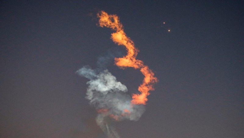Roket SpaceX Falcon Heavy diluncurkan pada misi rahasia USSF-67 untuk Angkatan Luar Angkasa A.S. di Cape Canaveral, Florida, A.S. 15 Januari 2023. (REUTERS/Steve Nesius)