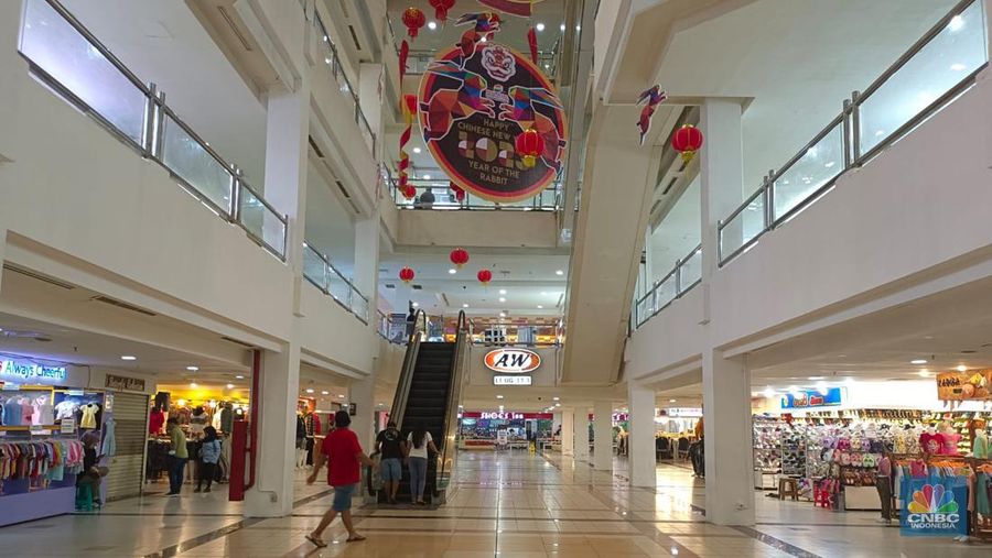 Sempat mati, sepi, dan lenggang, kini Mega Bekasi Hypermall sudah mulai ramai didatangi oleh pengunjungnya, terlebih saat akhir pekan.  (CNBC Indonesia/Martyasari Rizky)