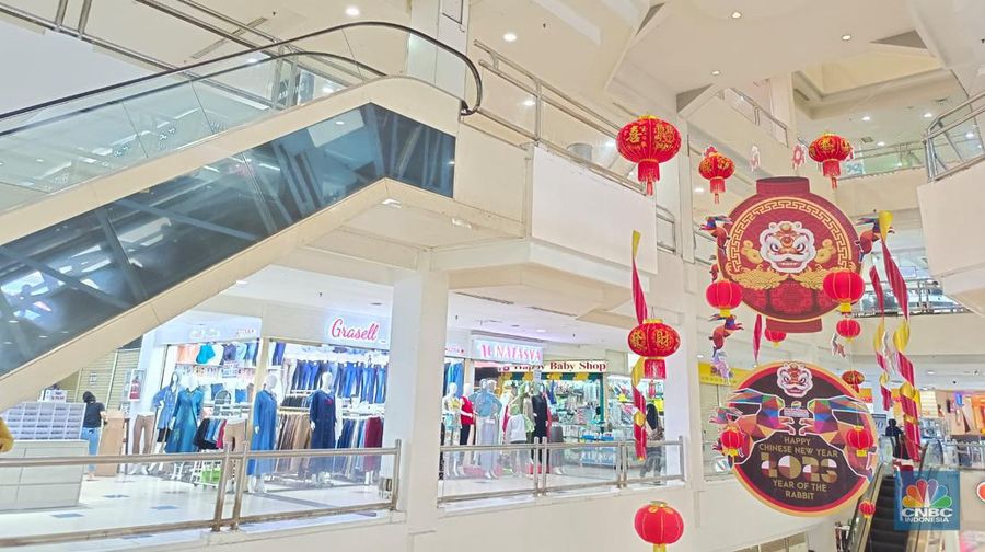Sempat mati, sepi, dan lenggang, kini Mega Bekasi Hypermall sudah mulai ramai didatangi oleh pengunjungnya, terlebih saat akhir pekan. (CNBC Indonesia/Martyasari Rizky)