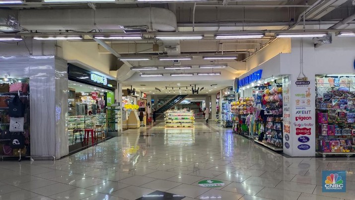 Sempat mati, sepi, dan lenggang, kini Mega Bekasi Hypermall sudah mulai ramai didatangi oleh pengunjungnya, terlebih saat akhir pekan. Sempat mati, sepi, dan lenggang, kini Mega Bekasi Hypermall sudah mulai ramai didatangi oleh pengunjungnya, terlebih saat akhir pekan. (CNBC Indonesia/Martyasari Rizky)