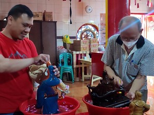 Tradisi Jelang Imlek di Ciamis: Memandikan Patung Dewa-dewa