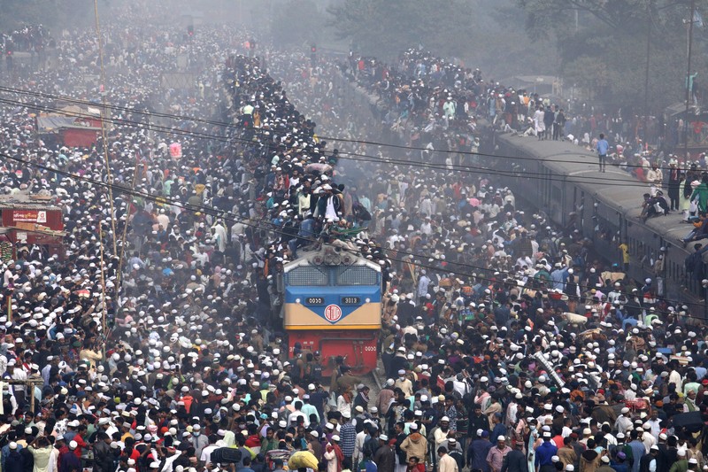 Umat Muslim Bangladesh naik kereta untuk mengikuti Akheri Munajat, doa terakhir di Biswa Ijtema Jemaat Muslim Dunia, di Tongi, utara Dhaka, Bangladesh pada 15 Januari 2023. (Zakir Hossain Chowdhury/Anadolu Agency via Getty Images)