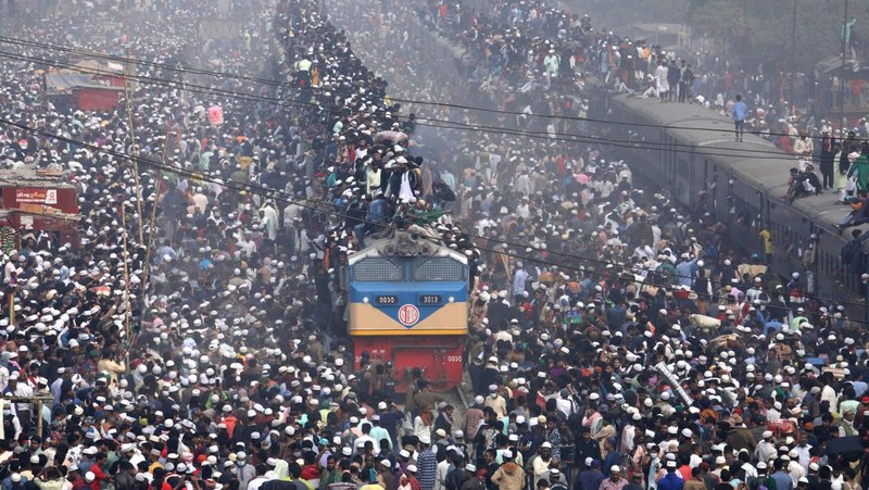 Umat Muslim Bangladesh naik kereta untuk mengikuti Akheri Munajat, doa terakhir di Biswa Ijtema Jemaat Muslim Dunia, di Tongi, utara Dhaka, Bangladesh pada 15 Januari 2023. (Zakir Hossain Chowdhury/Anadolu Agency via Getty Images)