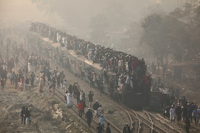 Umat Muslim Bangladesh naik kereta untuk mengikuti Akheri Munajat, doa terakhir di Biswa Ijtema Jemaat Muslim Dunia, di Tongi, utara Dhaka, Bangladesh pada 15 Januari 2023. (Zakir Hossain Chowdhury/Anadolu Agency via Getty Images)