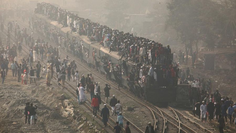 Umat Muslim Bangladesh naik kereta untuk mengikuti Akheri Munajat, doa terakhir di Biswa Ijtema Jemaat Muslim Dunia, di Tongi, utara Dhaka, Bangladesh pada 15 Januari 2023. (Zakir Hossain Chowdhury/Anadolu Agency via Getty Images)