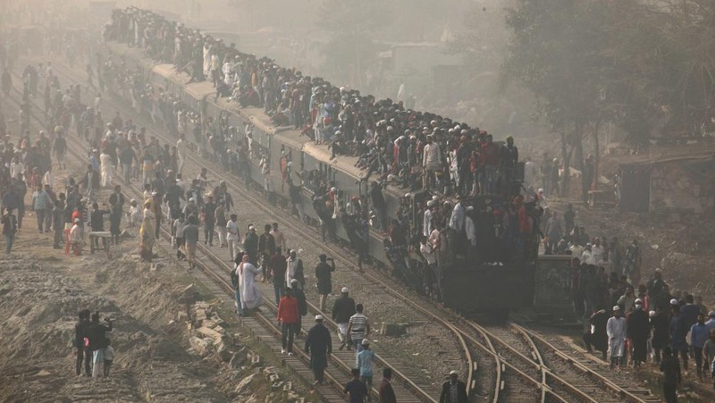 Umat Muslim Bangladesh naik kereta untuk mengikuti Akheri Munajat, doa terakhir di Biswa Ijtema Jemaat Muslim Dunia, di Tongi, utara Dhaka, Bangladesh pada 15 Januari 2023. (Zakir Hossain Chowdhury/Anadolu Agency via Getty Images)