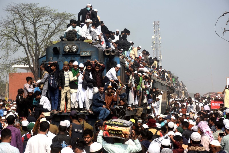 Umat Muslim Bangladesh naik kereta untuk mengikuti Akheri Munajat, doa terakhir di Biswa Ijtema Jemaat Muslim Dunia, di Tongi, utara Dhaka, Bangladesh pada 15 Januari 2023. (Zakir Hossain Chowdhury/Anadolu Agency via Getty Images)