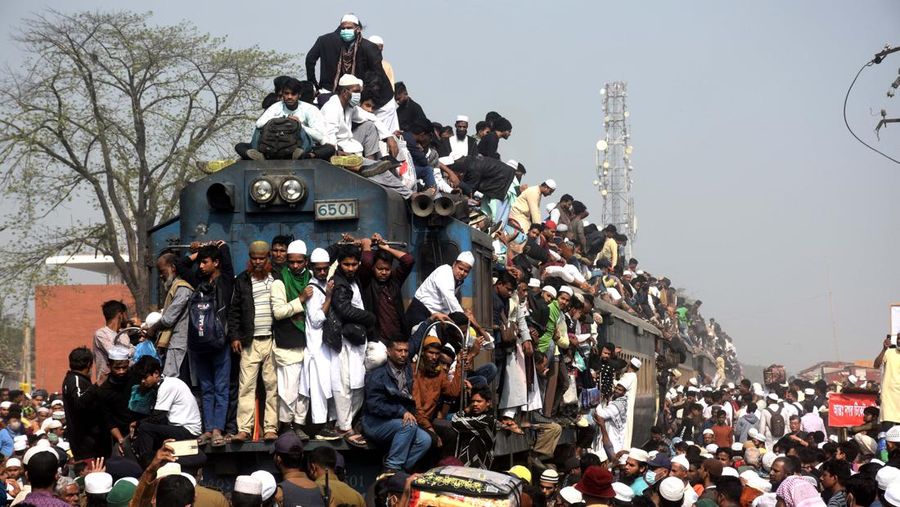 Umat Muslim Bangladesh naik kereta untuk mengikuti Akheri Munajat, doa terakhir di Biswa Ijtema Jemaat Muslim Dunia, di Tongi, utara Dhaka, Bangladesh pada 15 Januari 2023. (Zakir Hossain Chowdhury/Anadolu Agency via Getty Images)