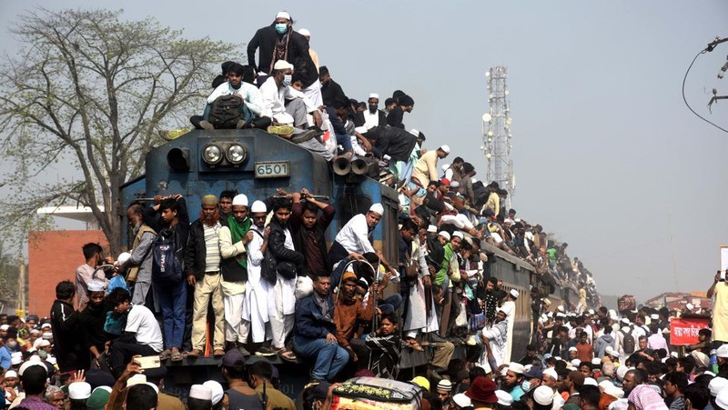 Umat Muslim Bangladesh naik kereta untuk mengikuti Akheri Munajat, doa terakhir di Biswa Ijtema Jemaat Muslim Dunia, di Tongi, utara Dhaka, Bangladesh pada 15 Januari 2023. (Zakir Hossain Chowdhury/Anadolu Agency via Getty Images)