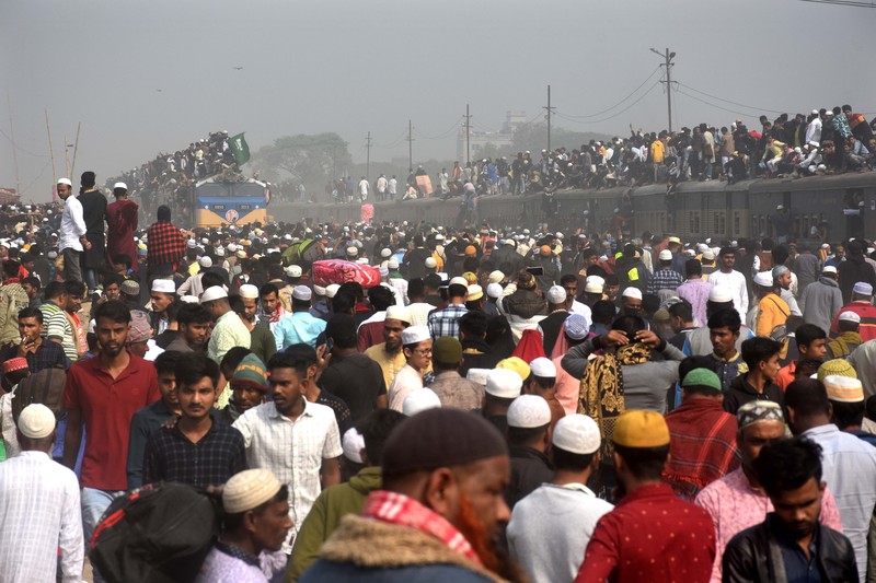 Umat Muslim Bangladesh naik kereta untuk mengikuti Akheri Munajat, doa terakhir di Biswa Ijtema Jemaat Muslim Dunia, di Tongi, utara Dhaka, Bangladesh pada 15 Januari 2023. Umat Muslim Bangladesh naik kereta untuk mengikuti Akheri Munajat, doa terakhir di Biswa Ijtema Jemaat Muslim Dunia, di Tongi, utara Dhaka, Bangladesh pada 15 Januari 2023. (Zakir Hossain Chowdhury/Anadolu Agency via Getty Images)