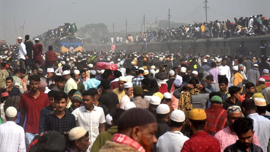 Umat Muslim Bangladesh naik kereta untuk mengikuti Akheri Munajat, doa terakhir di Biswa Ijtema Jemaat Muslim Dunia, di Tongi, utara Dhaka, Bangladesh pada 15 Januari 2023. (Zakir Hossain Chowdhury/Anadolu Agency via Getty Images)