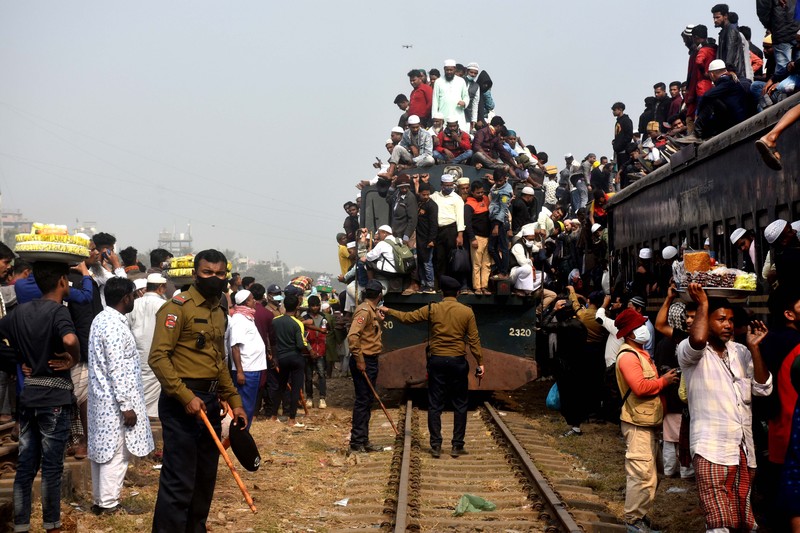 Umat Muslim Bangladesh naik kereta untuk mengikuti Akheri Munajat, doa terakhir di Biswa Ijtema Jemaat Muslim Dunia, di Tongi, utara Dhaka, Bangladesh pada 15 Januari 2023. Umat Muslim Bangladesh naik kereta untuk mengikuti Akheri Munajat, doa terakhir di Biswa Ijtema Jemaat Muslim Dunia, di Tongi, utara Dhaka, Bangladesh pada 15 Januari 2023. (Zakir Hossain Chowdhury/Anadolu Agency via Getty Images)