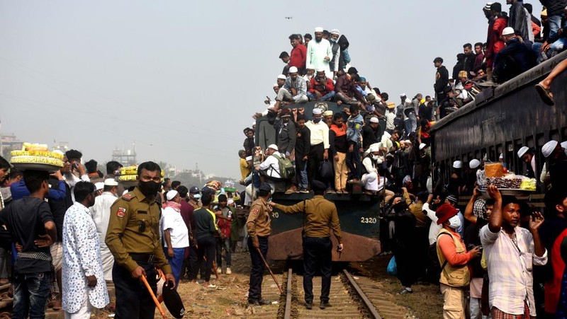 Umat Muslim Bangladesh naik kereta untuk mengikuti Akheri Munajat, doa terakhir di Biswa Ijtema Jemaat Muslim Dunia, di Tongi, utara Dhaka, Bangladesh pada 15 Januari 2023. (Zakir Hossain Chowdhury/Anadolu Agency via Getty Images)