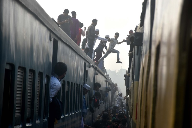 Umat Muslim Bangladesh naik kereta untuk mengikuti Akheri Munajat, doa terakhir di Biswa Ijtema Jemaat Muslim Dunia, di Tongi, utara Dhaka, Bangladesh pada 15 Januari 2023. (Zakir Hossain Chowdhury/Anadolu Agency via Getty Images)