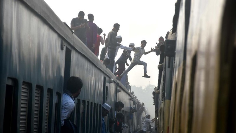 Umat Muslim Bangladesh naik kereta untuk mengikuti Akheri Munajat, doa terakhir di Biswa Ijtema Jemaat Muslim Dunia, di Tongi, utara Dhaka, Bangladesh pada 15 Januari 2023. (Zakir Hossain Chowdhury/Anadolu Agency via Getty Images)