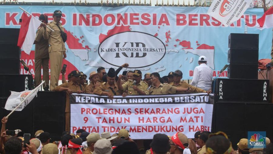 Aksi unjuk rasa ratusan kepala desa di depan Gedung Parlemen Senayan, Selasa (17/01/2023). Massa menuntut perpanjangan masa jabatan dari enam tahun menjadi sembilan tahun. (CNBC Indonesia/ Muhammad Sabki)