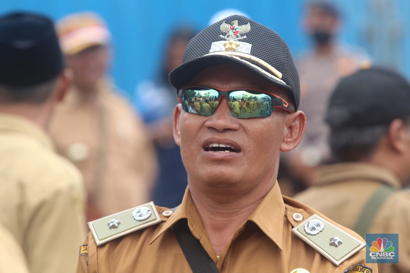 Aksi unjuk rasa ratusan kepala desa di depan Gedung Parlemen Senayan, Selasa (17/01/2023). Aksi unjuk rasa ratusan kepala desa di depan Gedung Parlemen Senayan, Selasa (17/01/2023). Massa menuntut perpanjangan masa jabatan dari enam tahun menjadi sembilan tahun. (CNBC Indonesia/ Muhammad Sabki)