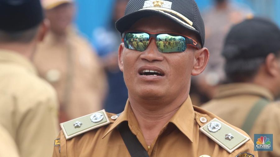 Aksi unjuk rasa ratusan kepala desa di depan Gedung Parlemen Senayan, Selasa (17/01/2023). Massa menuntut perpanjangan masa jabatan dari enam tahun menjadi sembilan tahun. (CNBC Indonesia/ Muhammad Sabki)