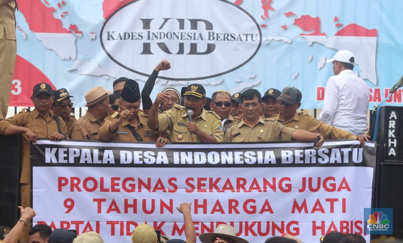 Aksi unjuk rasa ratusan kepala desa di depan Gedung Parlemen Senayan, Selasa (17/01/2023). Aksi unjuk rasa ratusan kepala desa di depan Gedung Parlemen Senayan, Selasa (17/01/2023). Massa menuntut perpanjangan masa jabatan dari enam tahun menjadi sembilan tahun. (CNBC Indonesia/ Muhammad Sabki)
