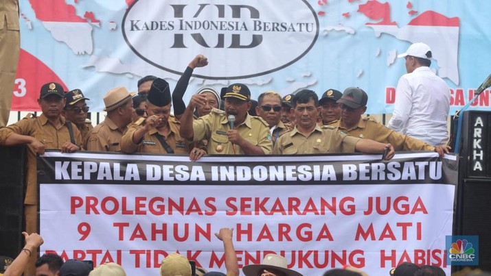 Aksi unjuk rasa ratusan kepala desa di depan Gedung Parlemen Senayan, Selasa (17/01/2023). Massa menuntut perpanjangan masa kedudukan dari enam tahun menjadi sembilan tahun. (CNBC Indonesia/ Muhammad Sabki)
