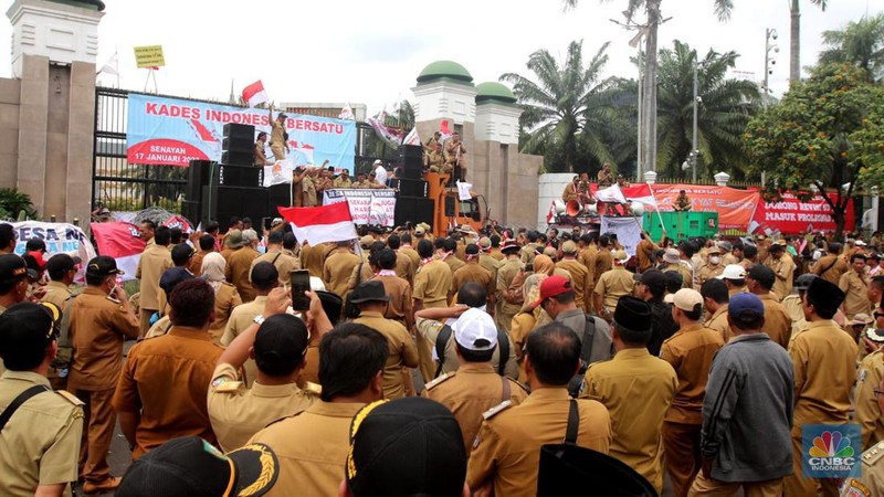 Aksi unjuk rasa ratusan kepala desa di depan Gedung Parlemen Senayan, Selasa (17/01/2023). Massa menuntut perpanjangan masa jabatan dari enam tahun menjadi sembilan tahun. (CNBC Indonesia/ Muhammad Sabki)