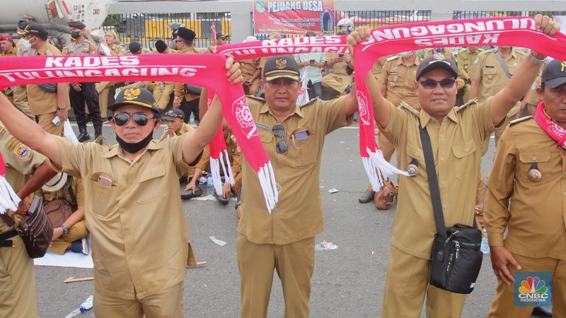 Aksi unjuk rasa ratusan kepala desa di depan Gedung Parlemen Senayan, Selasa (17/01/2023). Aksi unjuk rasa ratusan kepala desa di depan Gedung Parlemen Senayan, Selasa (17/01/2023). Massa menuntut perpanjangan masa jabatan dari enam tahun menjadi sembilan tahun. (CNBC Indonesia/ Muhammad Sabki)