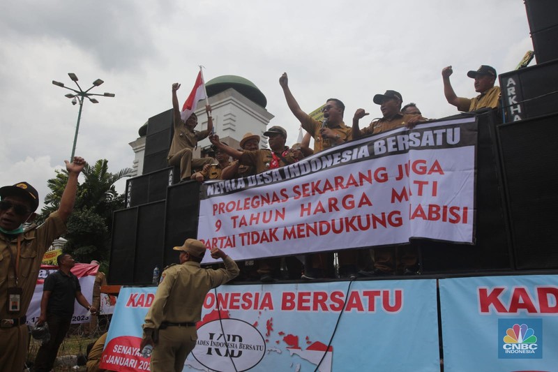 Aksi unjuk rasa ratusan kepala desa di depan Gedung Parlemen Senayan, Selasa (17/01/2023). Aksi unjuk rasa ratusan kepala desa di depan Gedung Parlemen Senayan, Selasa (17/01/2023). Massa menuntut perpanjangan masa jabatan dari enam tahun menjadi sembilan tahun. (CNBC Indonesia/ Muhammad Sabki)