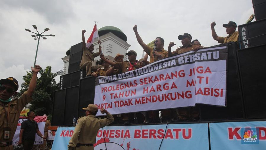 Aksi unjuk rasa ratusan kepala desa di depan Gedung Parlemen Senayan, Selasa (17/01/2023). Massa menuntut perpanjangan masa jabatan dari enam tahun menjadi sembilan tahun. (CNBC Indonesia/ Muhammad Sabki)