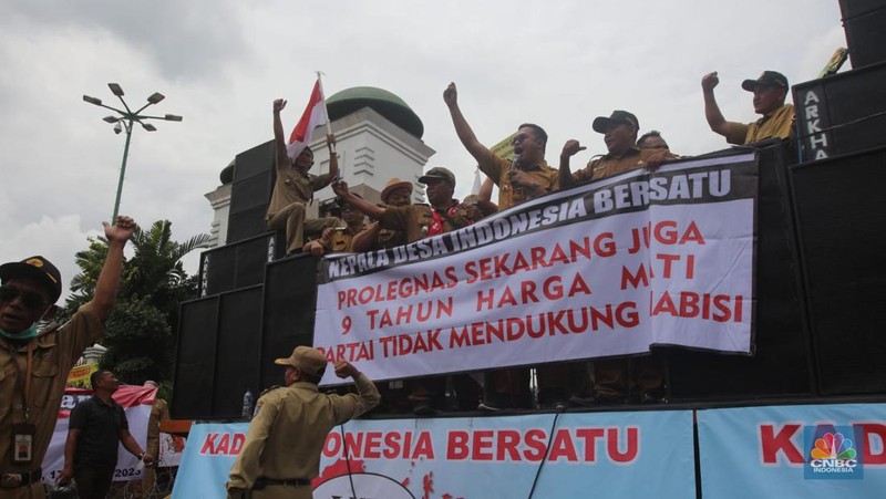 Aksi unjuk rasa ratusan kepala desa di depan Gedung Parlemen Senayan, Selasa (17/01/2023). Massa menuntut perpanjangan masa jabatan dari enam tahun menjadi sembilan tahun. (CNBC Indonesia/ Muhammad Sabki)