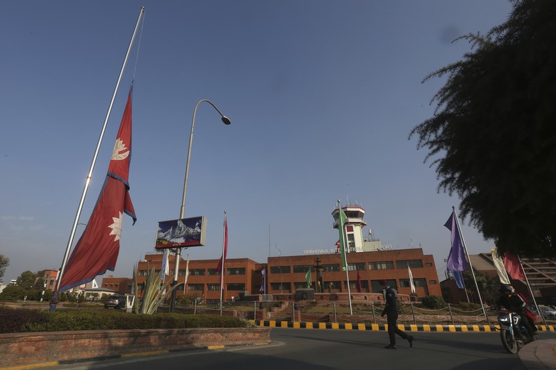 Bendera nasional Nepal berkibar setengah tiang di Bandara Internasional Tribhuvan di Kathmandu, Nepal, Senin, 16 Januari 2023. Bendera nasional Nepal berkibar setengah tiang di Bandara Internasional Tribhuvan di Kathmandu, Nepal, Senin, 16 Januari 2023. Nepal memulai hari berkabung nasional pada Senin ketika petugas penyelamat melanjutkan pencarian enam orang hilang sehari setelah sebuah pesawat terbang ke seorang turis kota itu menabrak jurang saat mencoba mendarat di bandara yang baru dibuka, menewaskan sedikitnya 66 dari 72 orang di dalamnya dalam kecelakaan pesawat paling mematikan di negara itu dalam tiga dekade. (AP Photo/Bikram Rai)