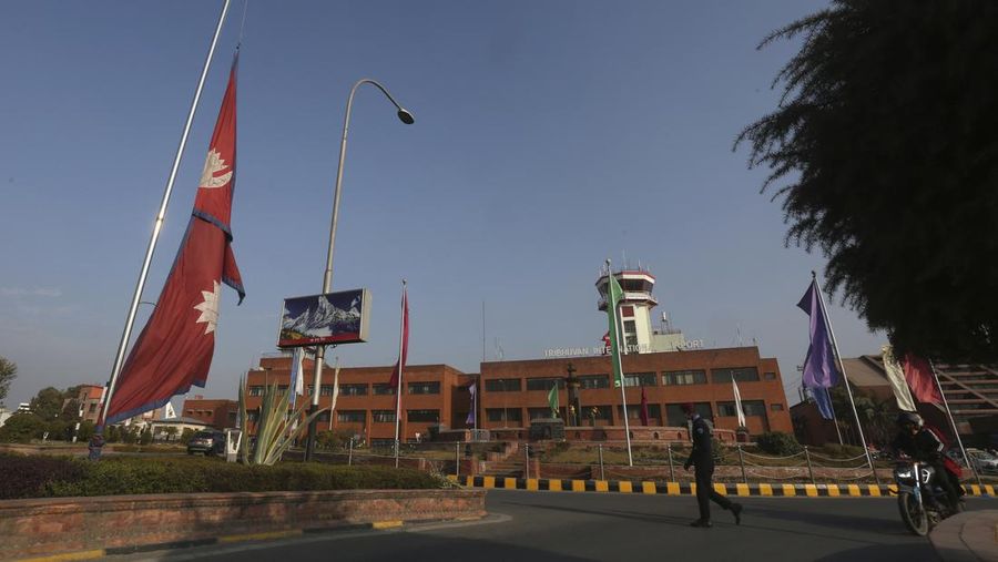 Bendera nasional Nepal berkibar setengah tiang di Bandara Internasional Tribhuvan di Kathmandu, Nepal, Senin, 16 Januari 2023. Nepal memulai hari berkabung nasional pada Senin ketika petugas penyelamat melanjutkan pencarian enam orang hilang sehari setelah sebuah pesawat terbang ke seorang turis kota itu menabrak jurang saat mencoba mendarat di bandara yang baru dibuka, menewaskan sedikitnya 66 dari 72 orang di dalamnya dalam kecelakaan pesawat paling mematikan di negara itu dalam tiga dekade. (AP Photo/Bikram Rai)
