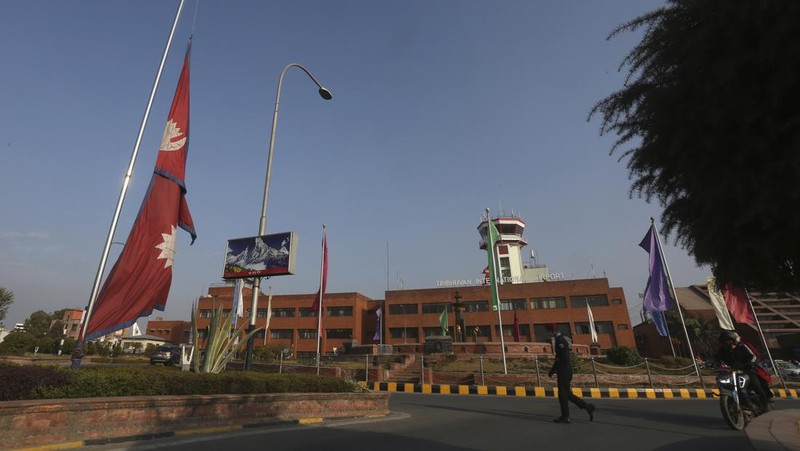 Bendera nasional Nepal berkibar setengah tiang di Bandara Internasional Tribhuvan di Kathmandu, Nepal, Senin, 16 Januari 2023. Nepal memulai hari berkabung nasional pada Senin ketika petugas penyelamat melanjutkan pencarian enam orang hilang sehari setelah sebuah pesawat terbang ke seorang turis kota itu menabrak jurang saat mencoba mendarat di bandara yang baru dibuka, menewaskan sedikitnya 66 dari 72 orang di dalamnya dalam kecelakaan pesawat paling mematikan di negara itu dalam tiga dekade. (AP Photo/Bikram Rai)