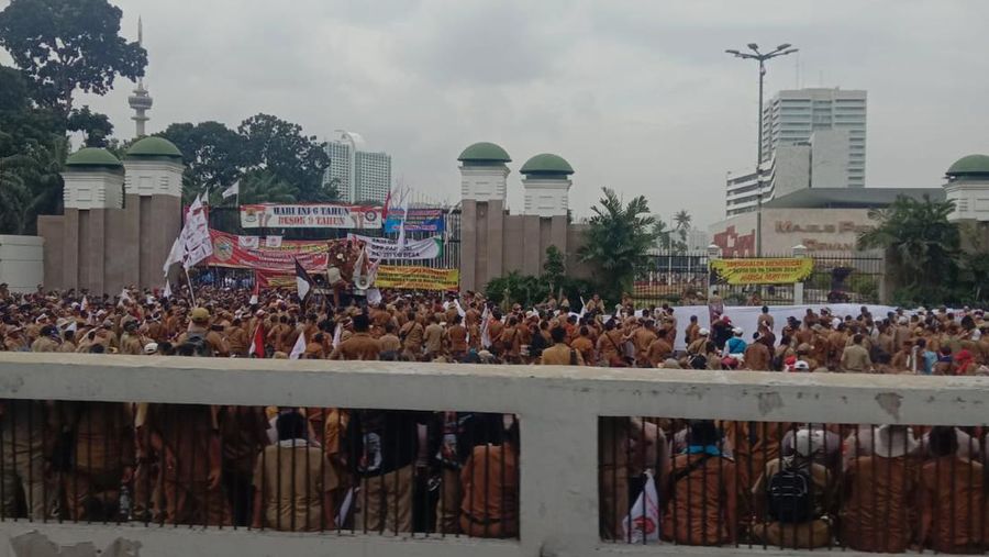 Demo PNS di depan DPR/MPR. (CNBC Indonesia/Eqqi Syahputra)