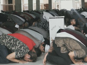Bacaan Sholat Tarawih dan Witir Lengkap: Niat, Seruan Bilal, hingga Doanya