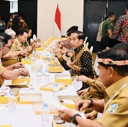 Saat Jokowi Makan Nasi Kotak Bareng Gubernur Ridwan Kamil Cs