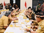 Saat Jokowi Makan Nasi Kotak Bareng Gubernur Ridwan Kamil Cs