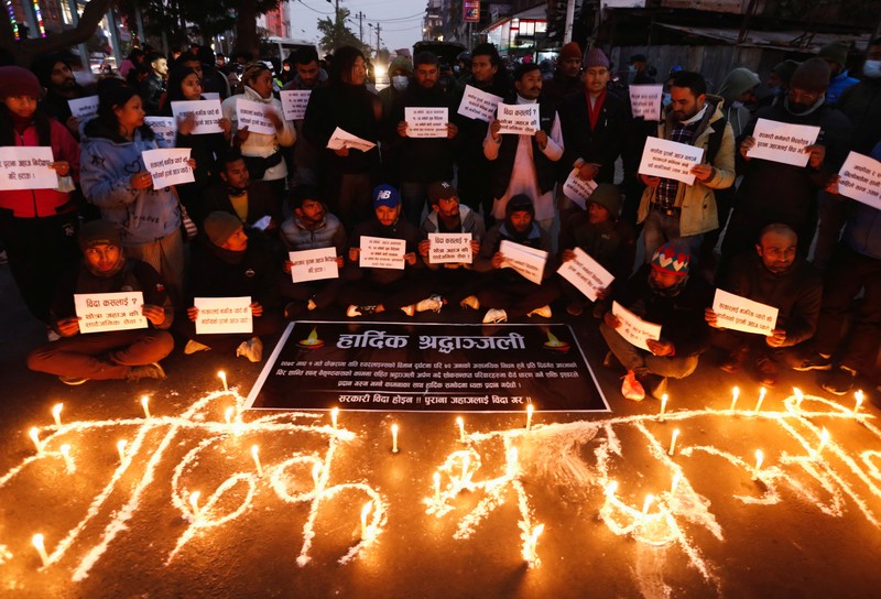 Bendera nasional Nepal berkibar setengah tiang di Bandara Internasional Tribhuvan di Kathmandu, Nepal, Senin, 16 Januari 2023. Nepal memulai hari berkabung nasional pada Senin ketika petugas penyelamat melanjutkan pencarian enam orang hilang sehari setelah sebuah pesawat terbang ke seorang turis kota itu menabrak jurang saat mencoba mendarat di bandara yang baru dibuka, menewaskan sedikitnya 66 dari 72 orang di dalamnya dalam kecelakaan pesawat paling mematikan di negara itu dalam tiga dekade. (AP Photo/Bikram Rai)