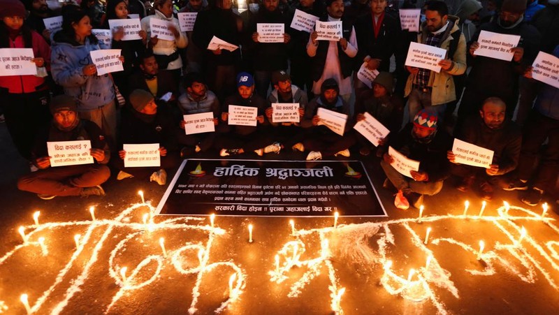 Bendera nasional Nepal berkibar setengah tiang di Bandara Internasional Tribhuvan di Kathmandu, Nepal, Senin, 16 Januari 2023. Nepal memulai hari berkabung nasional pada Senin ketika petugas penyelamat melanjutkan pencarian enam orang hilang sehari setelah sebuah pesawat terbang ke seorang turis kota itu menabrak jurang saat mencoba mendarat di bandara yang baru dibuka, menewaskan sedikitnya 66 dari 72 orang di dalamnya dalam kecelakaan pesawat paling mematikan di negara itu dalam tiga dekade. (AP Photo/Bikram Rai)