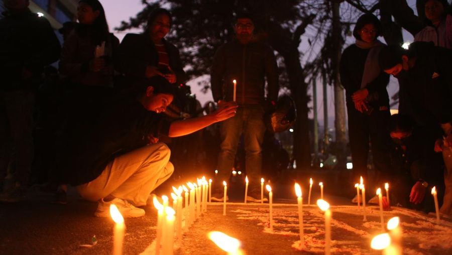 Bendera nasional Nepal berkibar setengah tiang di Bandara Internasional Tribhuvan di Kathmandu, Nepal, Senin, 16 Januari 2023. Nepal memulai hari berkabung nasional pada Senin ketika petugas penyelamat melanjutkan pencarian enam orang hilang sehari setelah sebuah pesawat terbang ke seorang turis kota itu menabrak jurang saat mencoba mendarat di bandara yang baru dibuka, menewaskan sedikitnya 66 dari 72 orang di dalamnya dalam kecelakaan pesawat paling mematikan di negara itu dalam tiga dekade. (AP Photo/Bikram Rai)