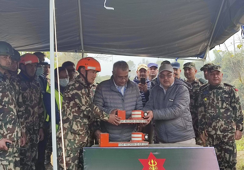 Bendera nasional Nepal berkibar setengah tiang di Bandara Internasional Tribhuvan di Kathmandu, Nepal, Senin, 16 Januari 2023. Nepal memulai hari berkabung nasional pada Senin ketika petugas penyelamat melanjutkan pencarian enam orang hilang sehari setelah sebuah pesawat terbang ke seorang turis kota itu menabrak jurang saat mencoba mendarat di bandara yang baru dibuka, menewaskan sedikitnya 66 dari 72 orang di dalamnya dalam kecelakaan pesawat paling mematikan di negara itu dalam tiga dekade. (AP Photo/Bikram Rai)