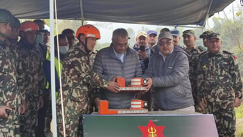 Bendera nasional Nepal berkibar setengah tiang di Bandara Internasional Tribhuvan di Kathmandu, Nepal, Senin, 16 Januari 2023. Nepal memulai hari berkabung nasional pada Senin ketika petugas penyelamat melanjutkan pencarian enam orang hilang sehari setelah sebuah pesawat terbang ke seorang turis kota itu menabrak jurang saat mencoba mendarat di bandara yang baru dibuka, menewaskan sedikitnya 66 dari 72 orang di dalamnya dalam kecelakaan pesawat paling mematikan di negara itu dalam tiga dekade. (AP Photo/Bikram Rai)