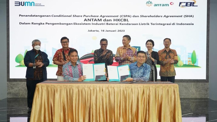 PT Antam Tbk kian menegaskan perannya di pengembangan ekosistem EV Battery lewat penandatanganan Perjanjian Jual Beli Saham Bersyarat (Conditional Share Purchase Agreement/CSPA) bersama Hong Kong CBL Limited (HKCBL), anak perusahaan yang dikendalikan oleh CBL, atas sebagian kepemilikan saham ANTAM dalam PT Sumberdaya Arindo (PT SDA). PT Antam Tbk kian menegaskan perannya di pengembangan ekosistem EV Battery lewat penandatanganan Perjanjian Jual Beli Saham Bersyarat (Conditional Share Purchase Agreement/CSPA) bersama Hong Kong CBL Limited (HKCBL), anak perusahaan yang dikendalikan oleh CBL, atas sebagian kepemilikan saham ANTAM dalam PT Sumberdaya Arindo (PT SDA).
