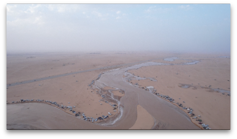 Salah satu lembah sungai terpanjang di Arab Saudi, Wadi Al-Rummah dipenuhi air. (AFP TV) Salah satu lembah sungai terpanjang di Arab Saudi, Wadi Al-Rummah dipenuhi air. (AFP TV)